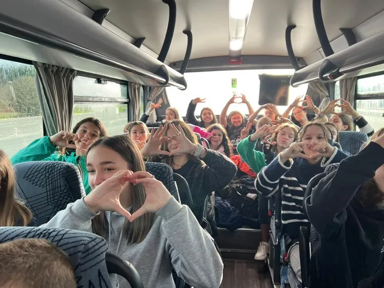 Les Ados du Cœur en route pour le spectacle des Enfoirés, 1/4