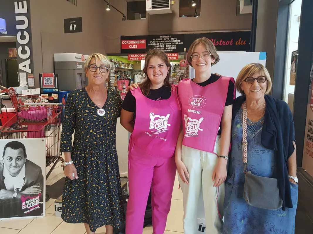 Bénévoles en chasuble lors d'une collecte alimentaire pour les Restos du Cœur, 3/4